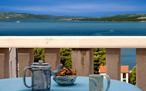 Apartment for two persons with sea view in Trogir near the beach